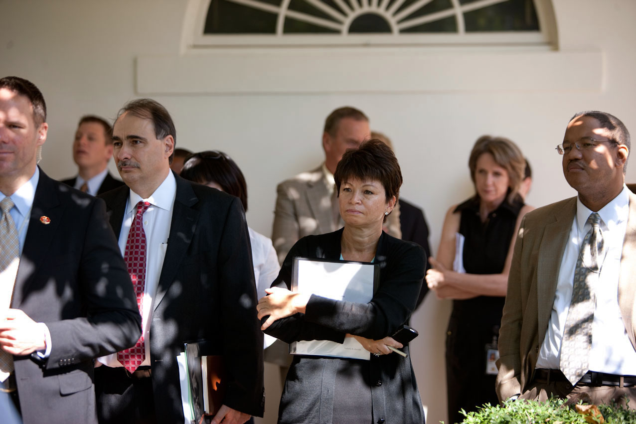 Senior_Advisors_David_Axelrod_and_Valerie_Jarrett_along_with_other_staff,_2009