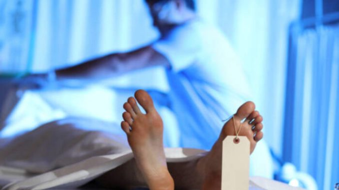 medical-examiner-with-corpse-in-morgue