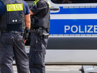 Germany: Antifa members arrived at a right-wing activist’s Berlin home with hammers, but he fought back and stabbed two of them