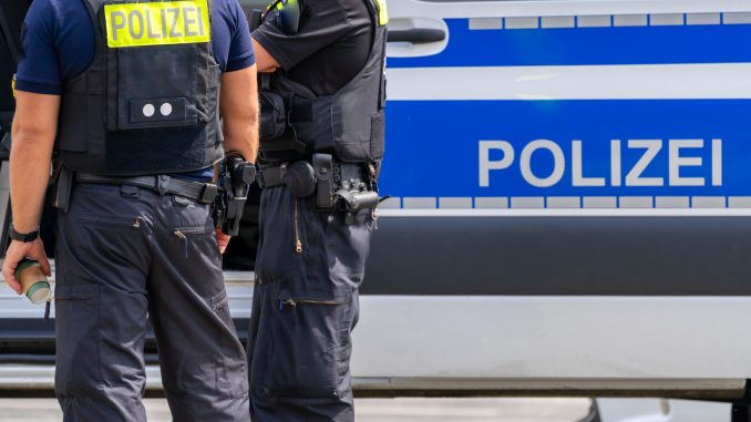 Germany: Antifa members arrived at a right-wing activist’s Berlin home with hammers, but he fought back and stabbed two of them