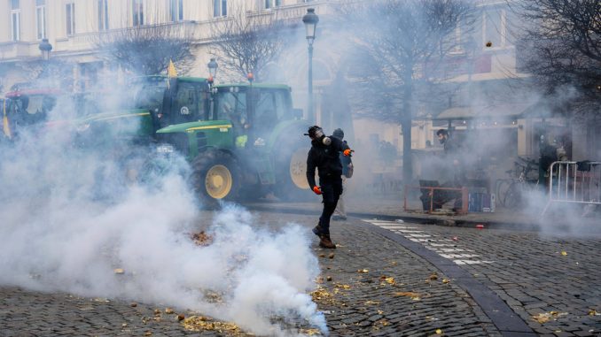 Tear gas and water cannons deployed against 10,000 farmers