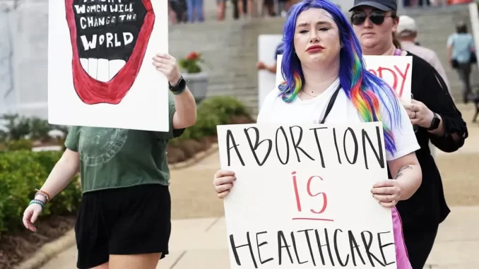 UK Lawmakers Vote to Legalize DIY Abortions During Birth