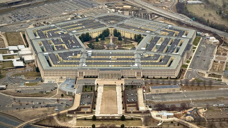 Pentagon taps US carmakers for weapons production