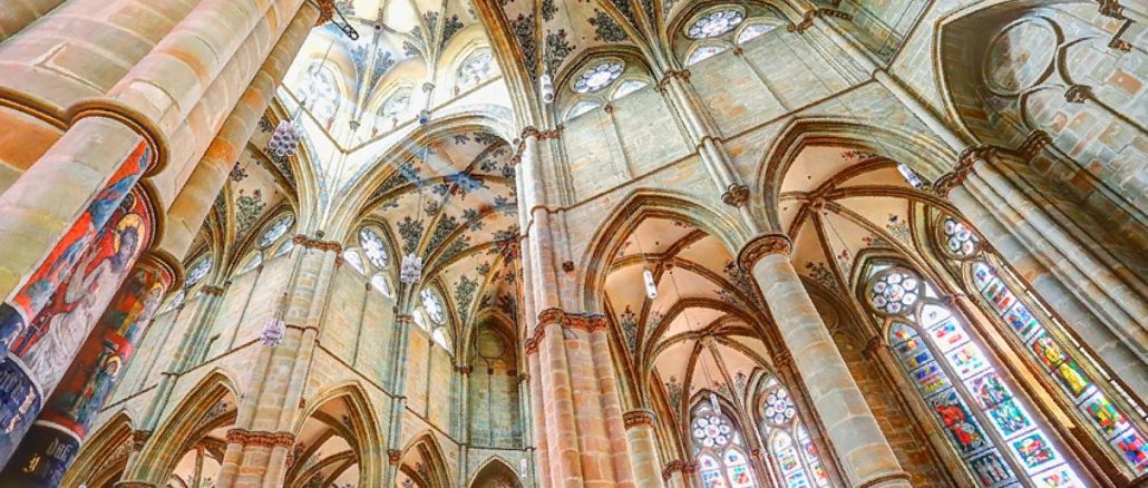 Germany, France lead Europe in anti-Christian hate crimes: Woman stabbed at prayer, church desecrations
