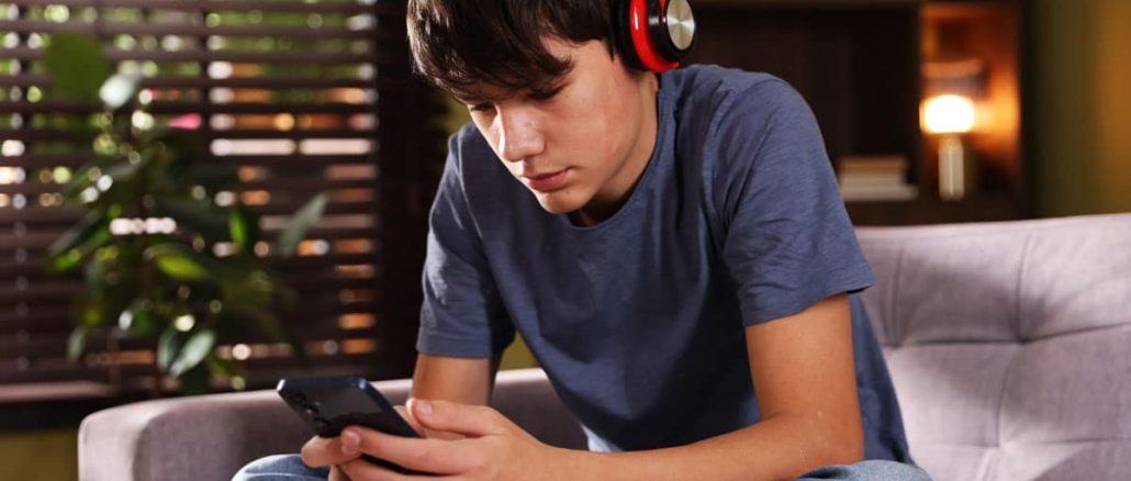 UK Police Arrest 15-Year-Old Boy for Mocking Politician’s Clothes on Social Media