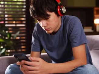 UK Police Arrest 15-Year-Old Boy for Mocking Politician’s Clothes on Social Media