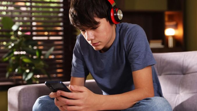 UK Police Arrest 15-Year-Old Boy for Mocking Politician’s Clothes on Social Media